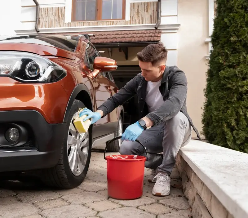Lavage auto à domicile Gy-les-Nonains : professionnel intervenant sur un véhicule